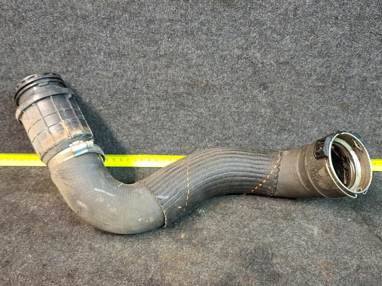 патрубок интеркулера Chevrolet Malibu 9 поколение 2017, 1.5 л., бензин, АКПП, черный, седан, передний привод - фото №1