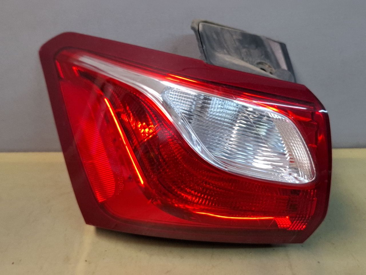 фонарь задний левый Chevrolet Equinox 3 поколение 2018, 1.5 л., бензин, АКПП, серый/441b, полный привод, 84373387 - фото №1