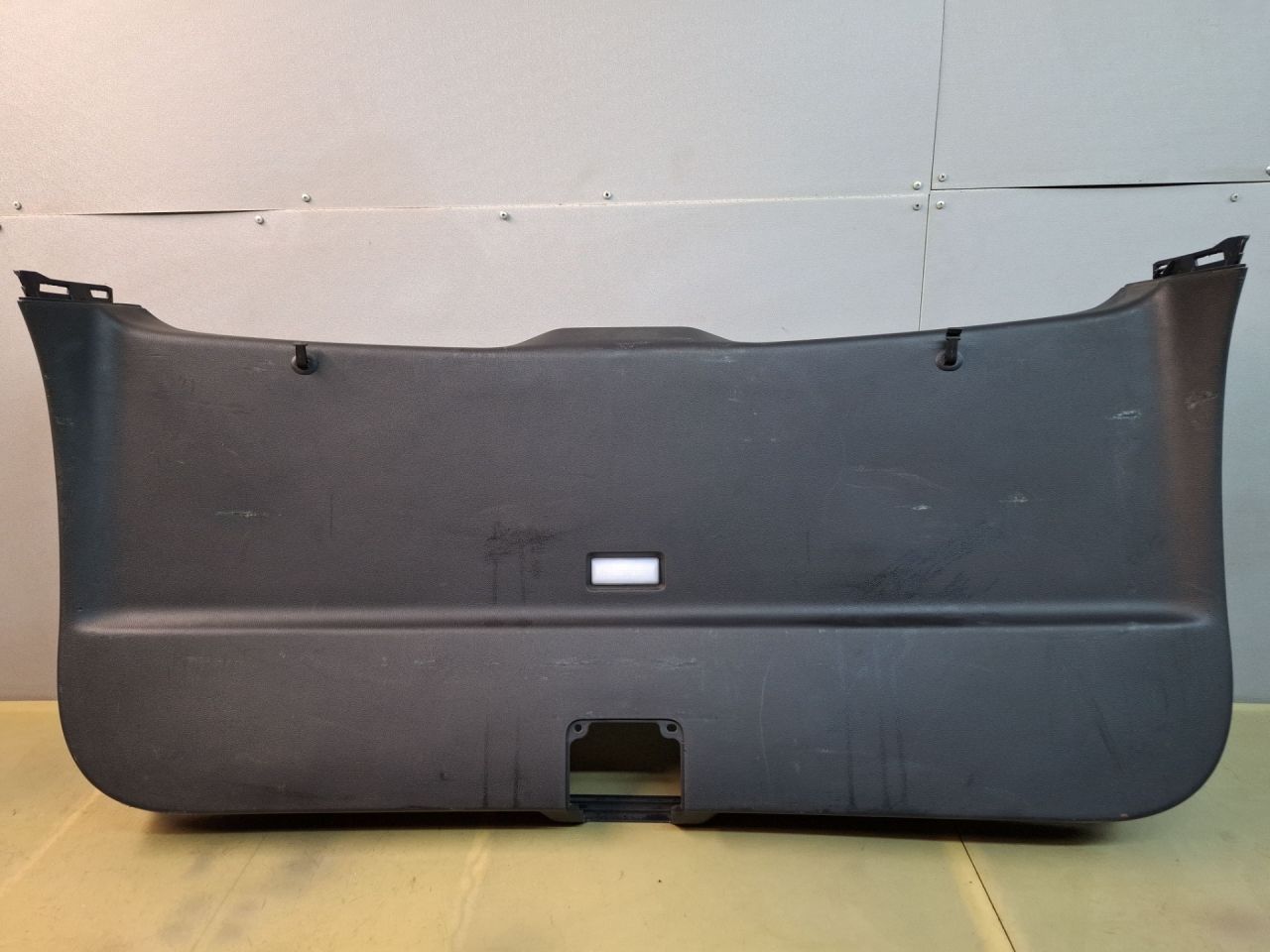 обшивка крышки багажника Ford Escape 4 поколение CX482 2021, 2.5 л., гибрид, АКПП, внедорожник 5 дв., полный привод, LJ6BS42906DD - фото №1