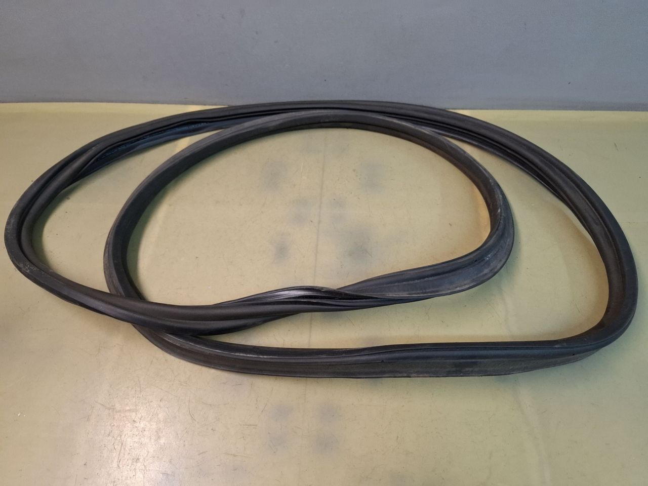 уплотнитель Volkswagen Jetta 7 поколение 2020, 2.0 л., бензин, серый, седан, передний привод - фото №1