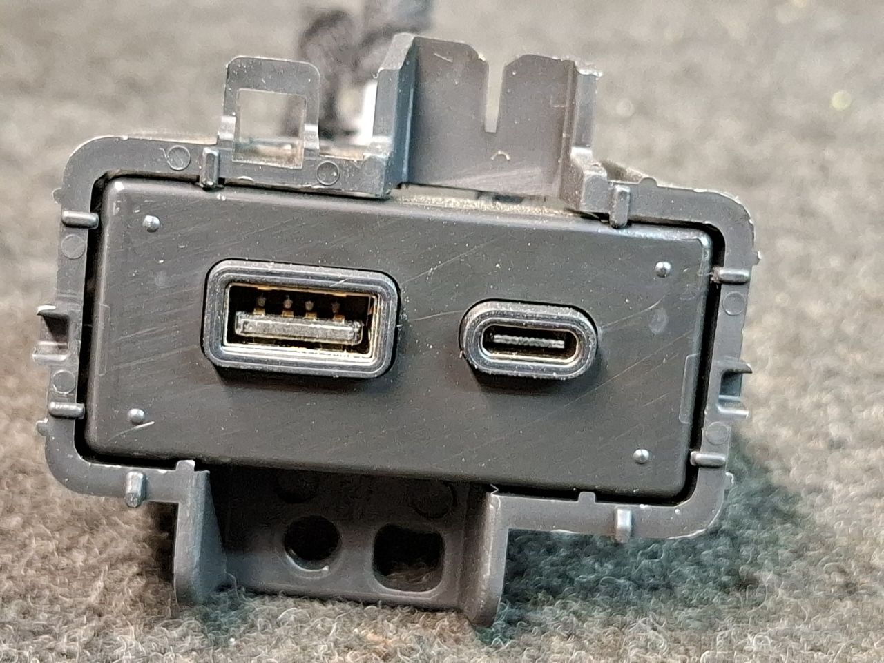 разъем AUX / USB Chevrolet Trax 2 поколение 2025, 1.2 л., бензин, АКПП, серый, хетчбэк 5 дв., передний привод, 13549941 - фото №1