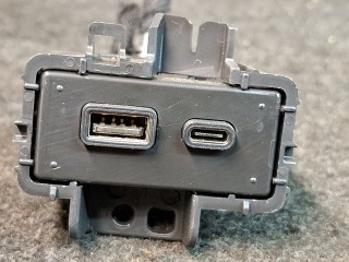 разъем AUX / USB Chevrolet Trax 2 поколение 2025, 1.2 л., бензин, АКПП, серый, хетчбэк 5 дв., передний привод, 13549941