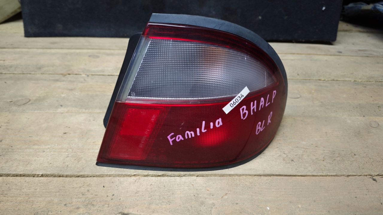 фонарь задний правый Mazda 323 5 поколение 1997, седан - фото №1