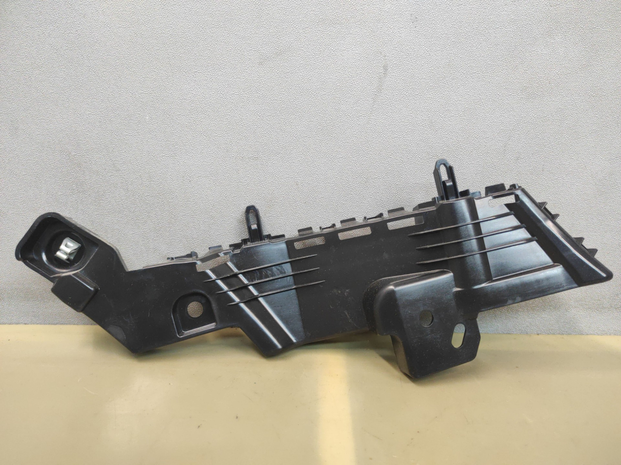 Крепление бампера переднего Buick Encore GX 1 поколение 2022, 42713980 - фото №1