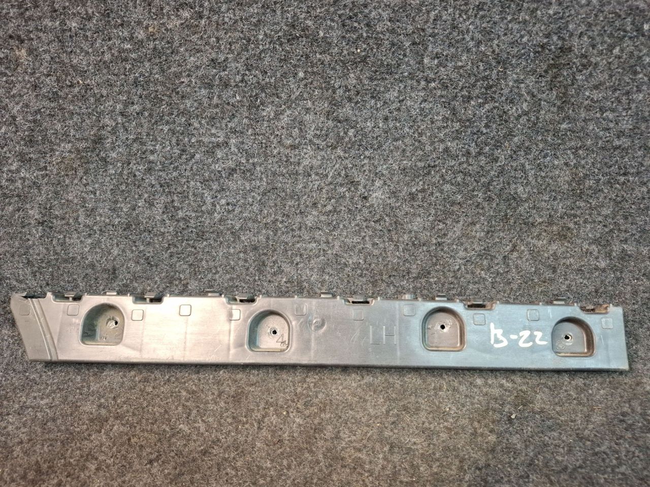 Крепление бампера заднего Chevrolet Malibu 9 поколение 2018, 1.5 л., бензин, АКПП, бордовый, передний привод, 84047939 - фото №1