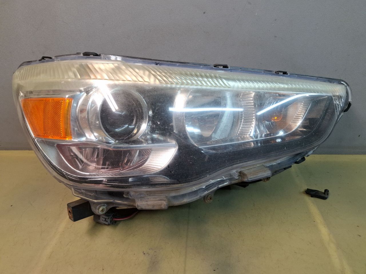 фара правая Mitsubishi ASX 1 поколение 2012, 2.0 л., 4B11, бензин, АКПП, черный, внедорожник 5 дв., полный привод - фото №1