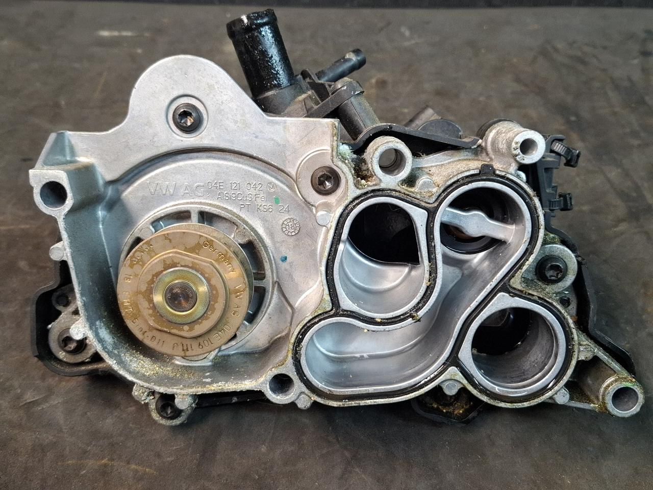 помпа Volkswagen Jetta 7 поколение 2019, 1.4 л., бензин, АКПП, синий, седан, передний привод, 04E121600BD, 04E121042 - фото №1