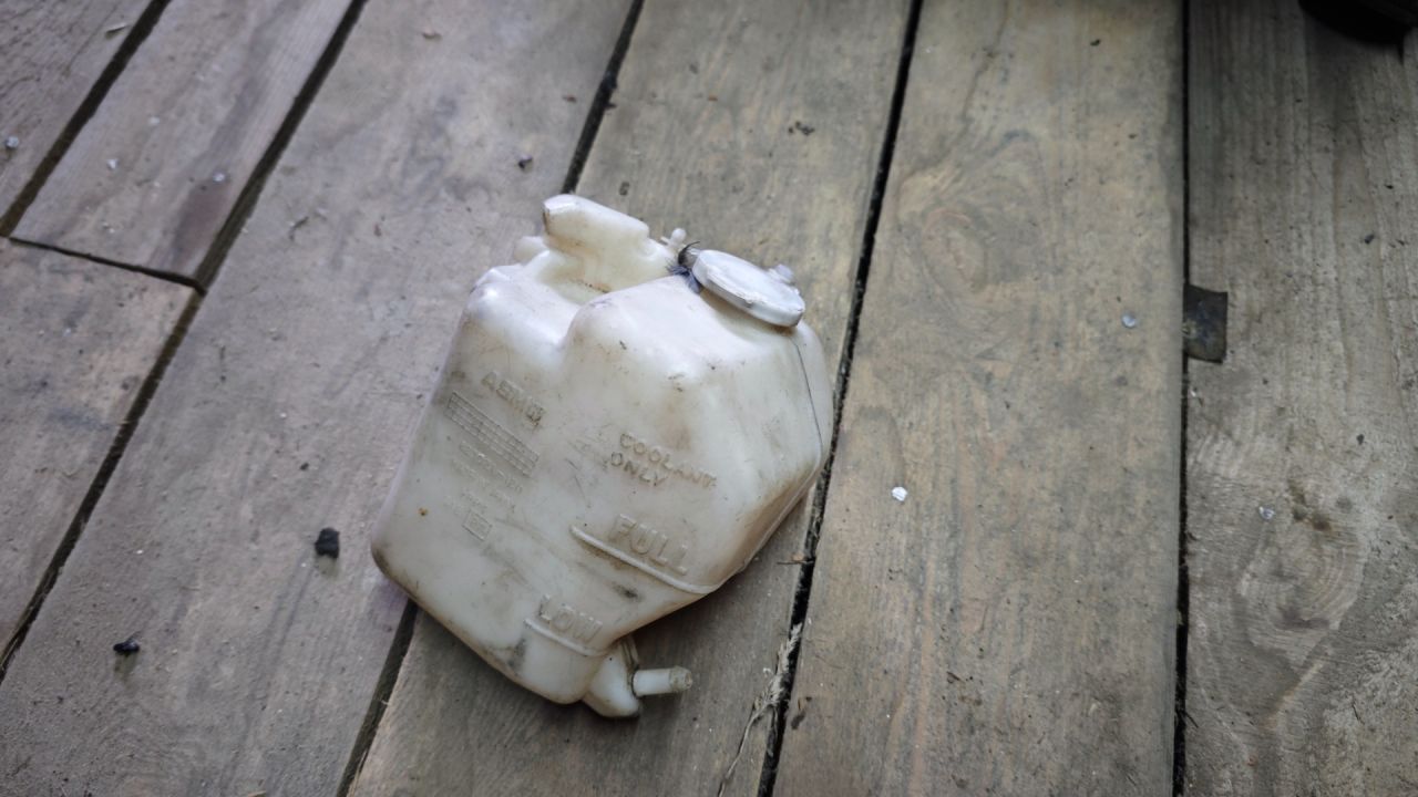 бачок расширительный Mazda 323 6 поколение 2000, 2.0 л., дизель - фото №1