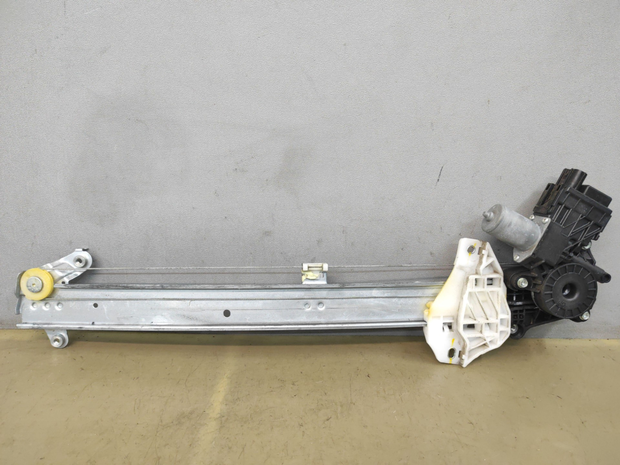 стеклоподъемник передний правый Subaru Impreza 5 поколение (GK/GT) 2019, 2.0 л., бензин, вариатор, серый, седан, полный привод - фото №1