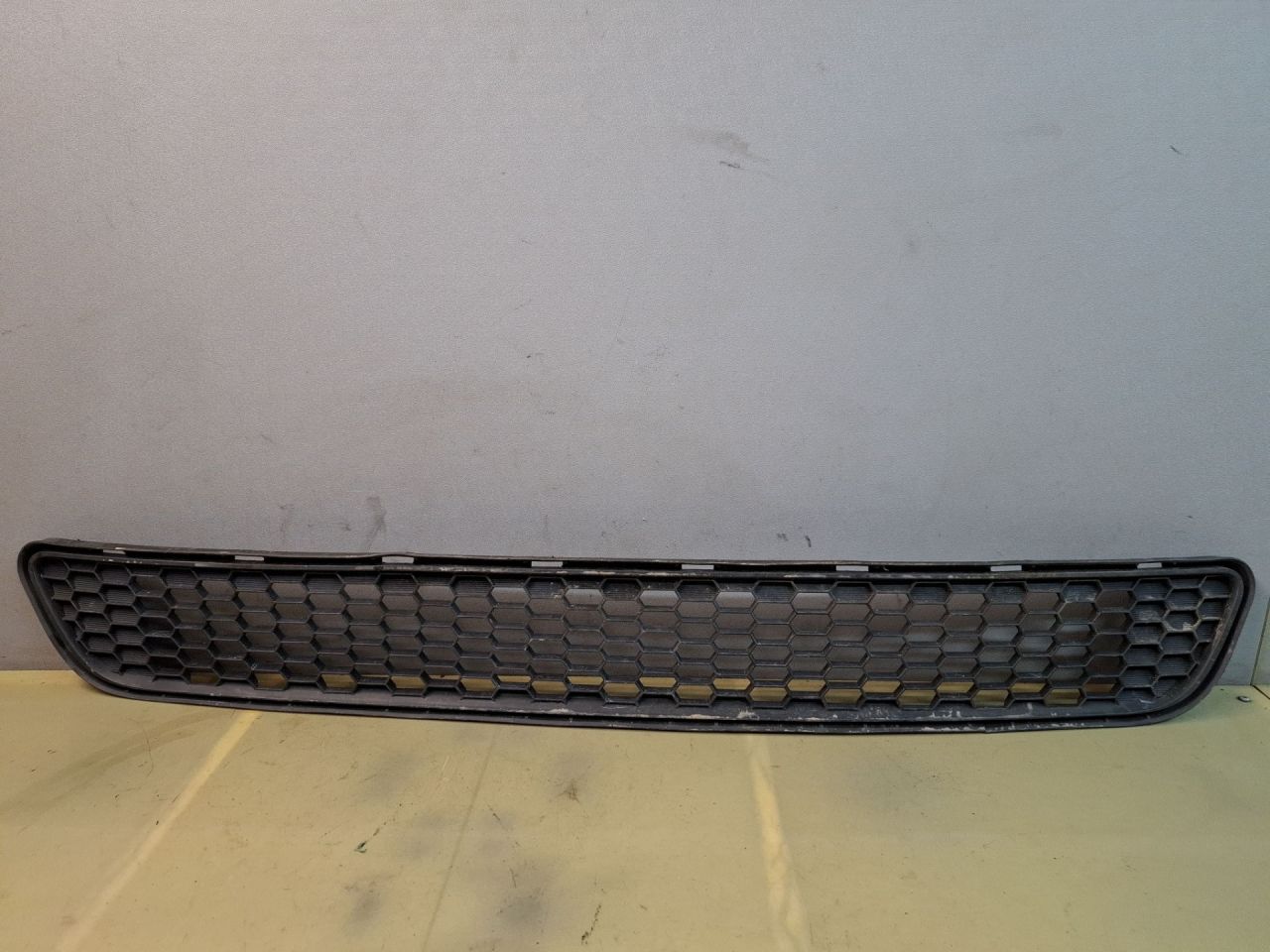 заглушка (решетка) в бампер Toyota Sienna 3 поколение 2011, 3.5 л., 2GR-FE, бензин, АКПП, серый, передний привод - фото №1