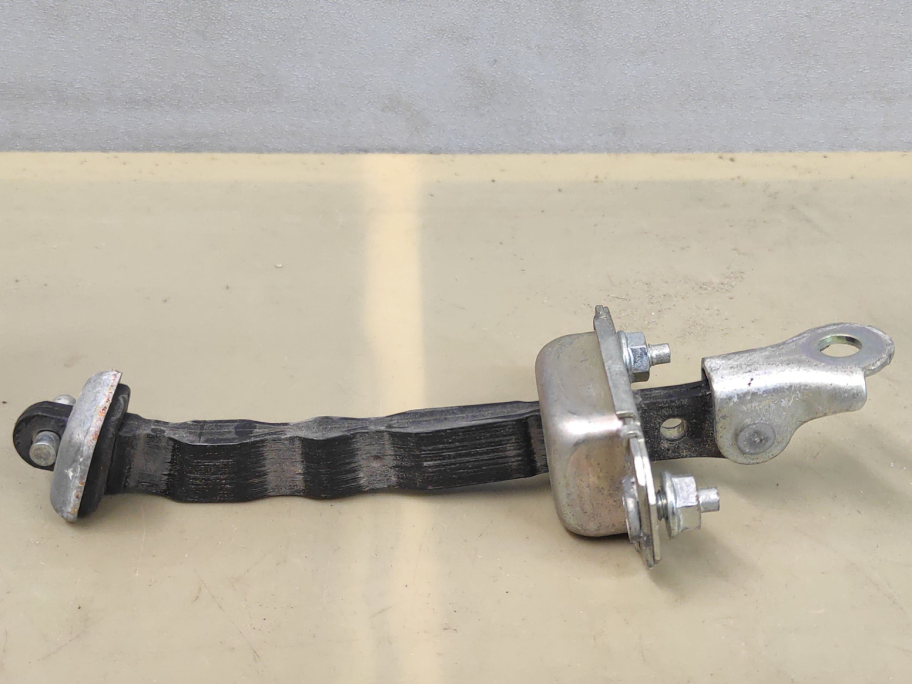 ограничитель открывания двери Subaru Impreza 5 поколение (GK/GT) 2019, 2.0 л., бензин, вариатор, серый, седан, полный привод - фото №1