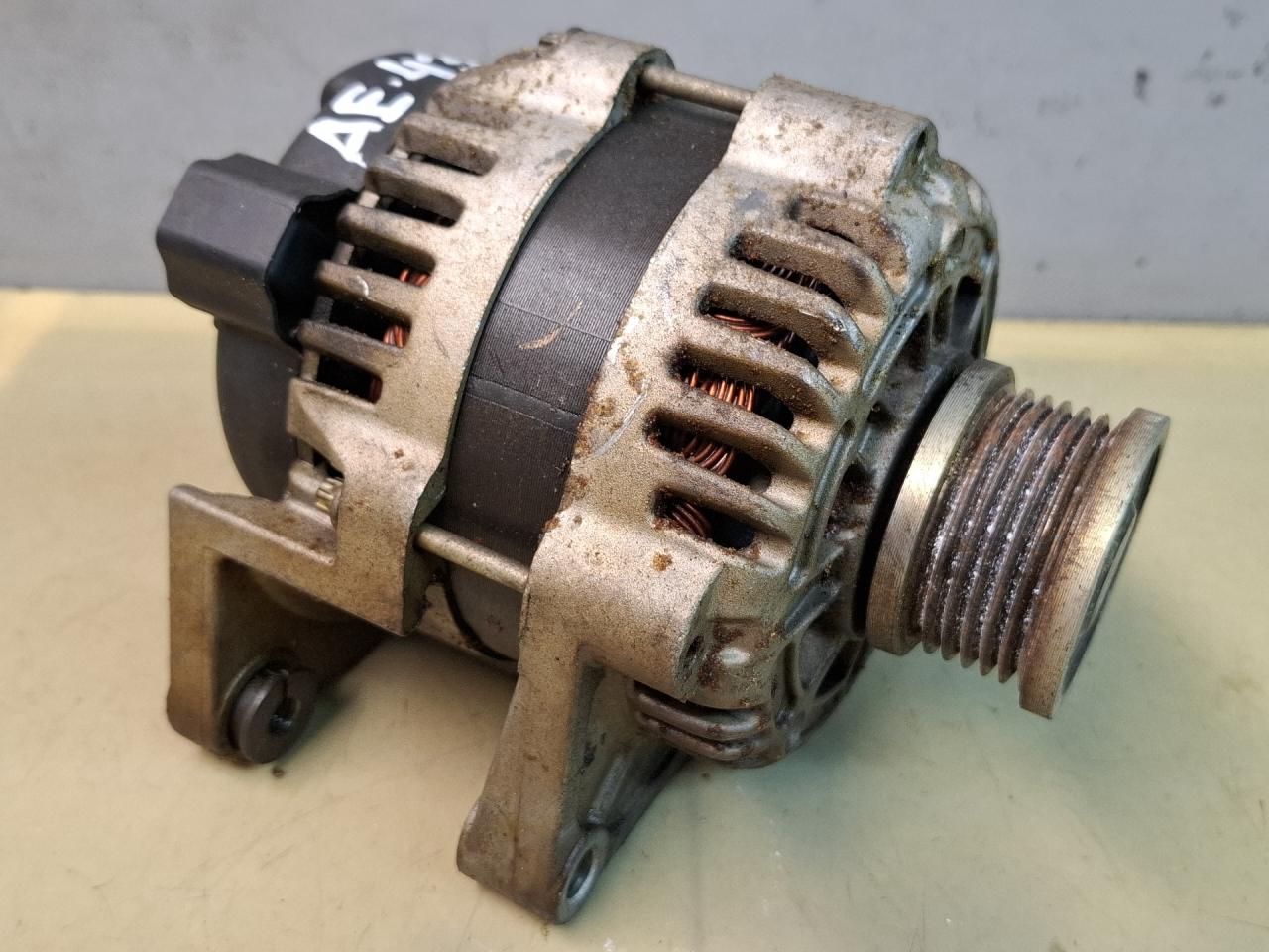 генератор Chevrolet Trax 1 поколение 2015, 1.8 л., F18D4, бензин, передний привод, 13579666 - фото №1