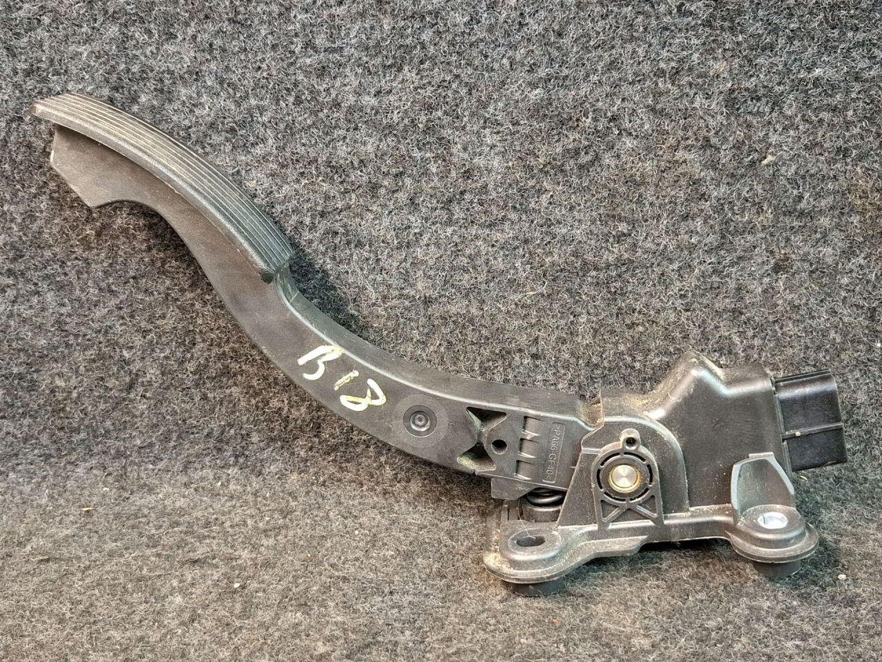 педаль Mitsubishi ASX 1 поколение 2012, 2.0 л., 4B11, бензин, АКПП, черный, внедорожник 5 дв., полный привод, 1600A134 - фото №1