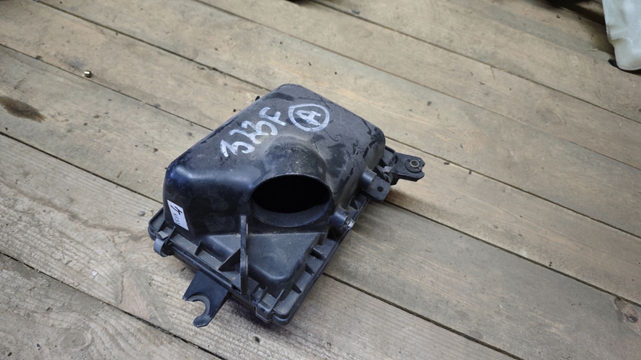 корпус воздушного фильтра Mazda 323 5 поколение 1996, 2.0 л., бензин - фото №1