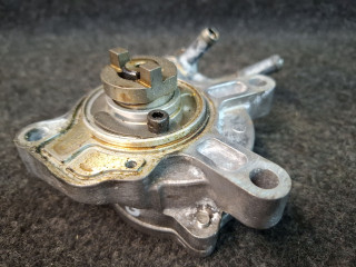 насос вакуумный Mazda CX-5 2 поколение KF 2018, 2.5 л., PYY1, бензин, АКПП, серый/46g, внедорожник 5 дв., полный привод