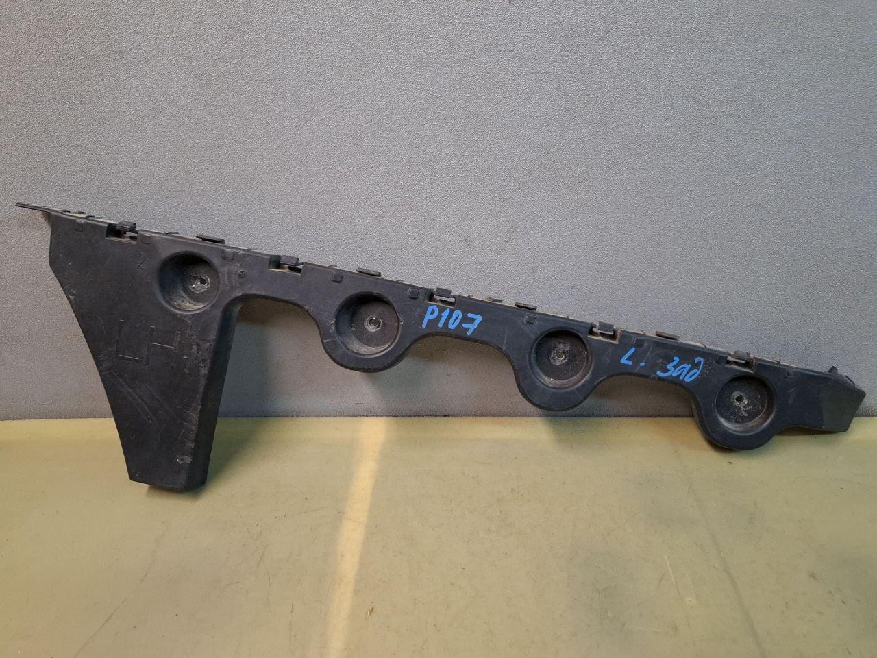 Крепление бампера заднего Chevrolet Equinox 3 поколение 2019, 1.5 л., бензин, АКПП, белый 140х, минивэн, передний привод, 23462452 - фото №1