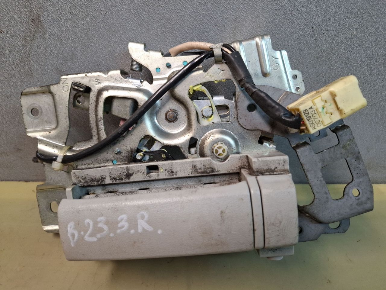 замок двери задней правой Toyota Sienna 3 поколение 2011, 3.5 л., 2GR-FE, бензин, АКПП, серый, передний привод - фото №1