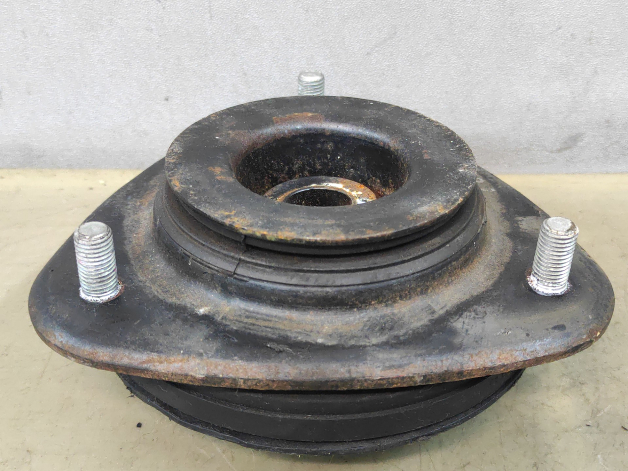 опора амортизатора верхняя (чашка) Subaru Impreza 5 поколение (GK/GT) 2019, 2.0 л., бензин, вариатор, серый, седан, полный привод, B1105182, 1024B1105182 - фото №1