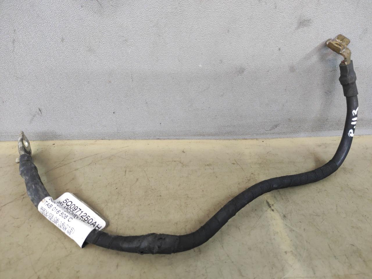 минусовой провод аккумулятора Volkswagen Jetta 7 поколение 2019, 1.4 л., бензин, АКПП, синий, седан, передний привод, 5Q0971250AH - фото №1