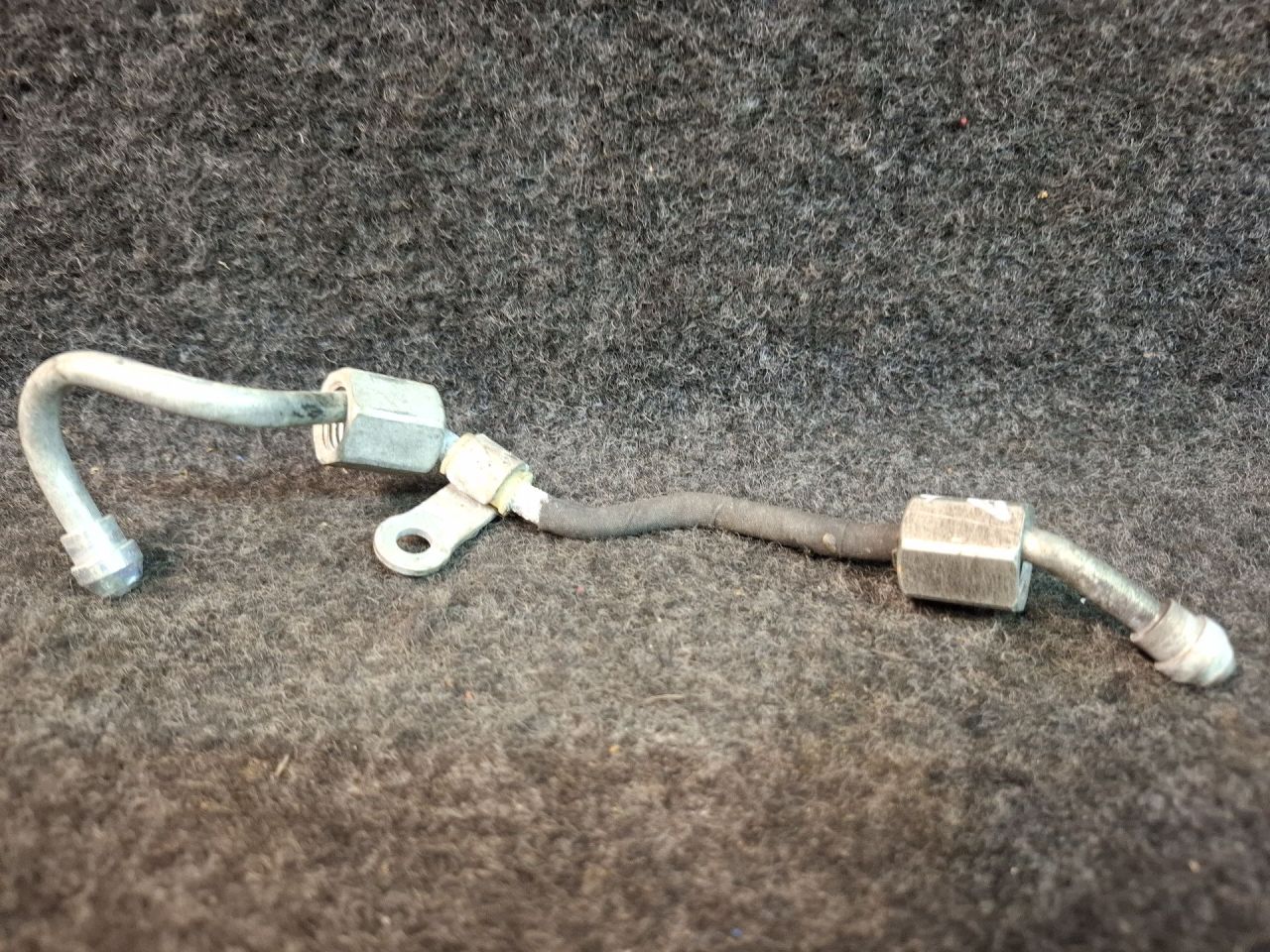 трубка топливная Mazda CX-5 2 поколение KF 2018, 2.5 л., PYY1, бензин, АКПП, серый/46g, внедорожник 5 дв., полный привод - фото №1