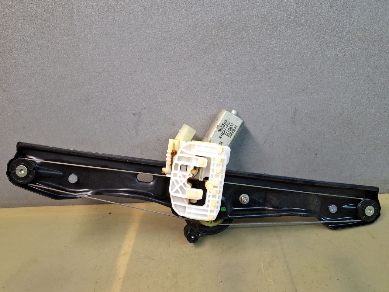 стеклоподъемник задний правый BMW 3 серия F30/F31/F34 F30 2013, 2.0 л., N20 B20 A, бензин, АКПП, черный, седан, полный привод, 7351050 - фото №1