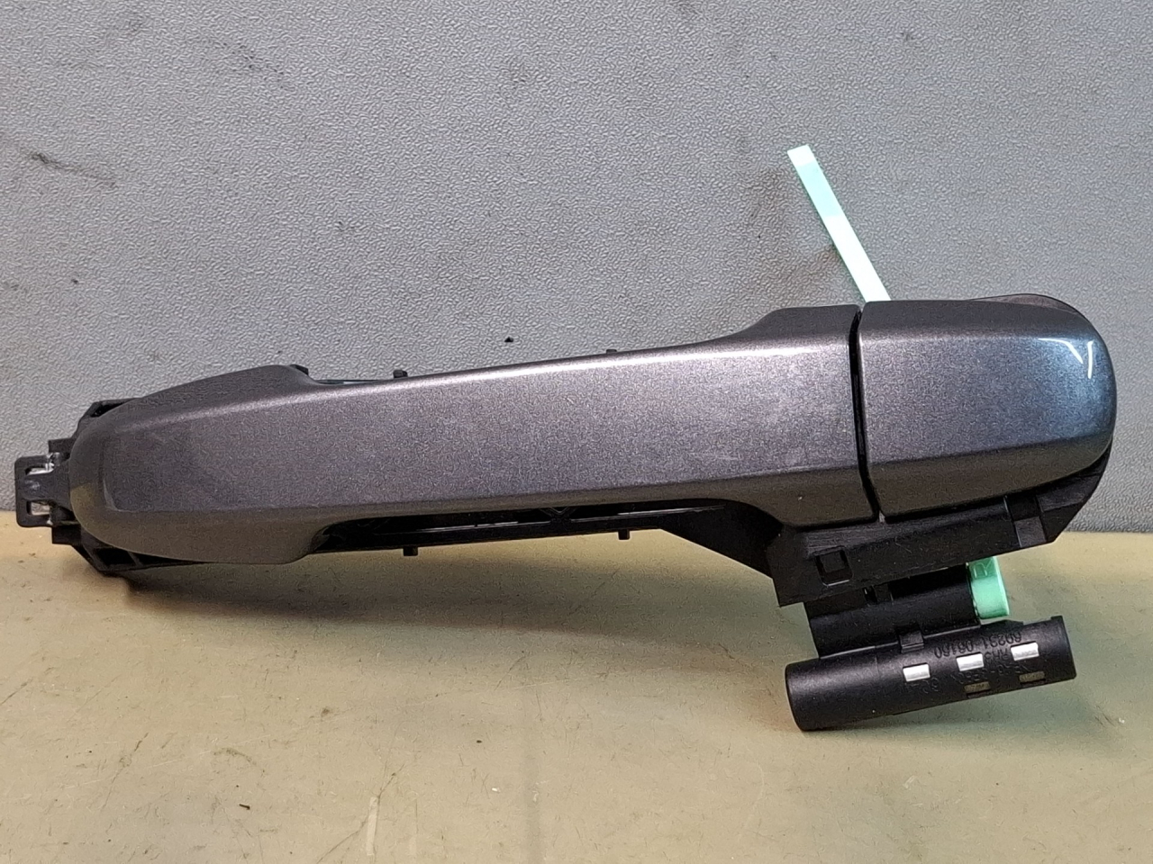 ручка наружная задняя правая Subaru Impreza 5 поколение (GK/GT) 2019, 2.0 л., бензин, вариатор, серый, седан, полный привод, 6922306050 - фото №1