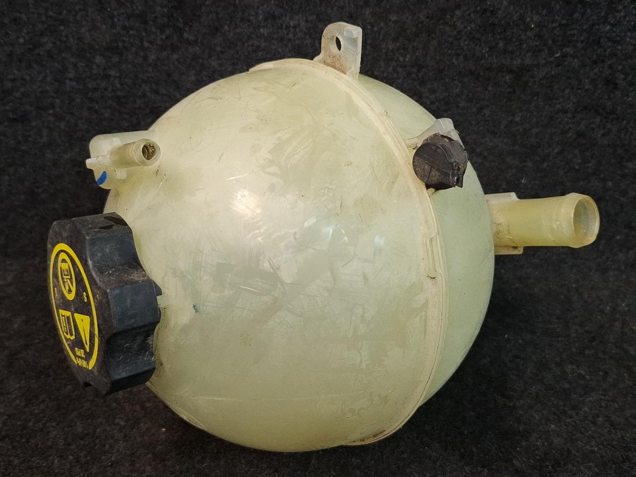 бачок расширительный GMC Terrain 2 поколение 2020, 1.5 л., бензин, АКПП, серый 464с, передний привод - фото №1