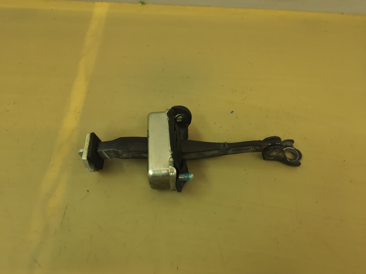 ограничитель открывания двери Infiniti QX80 1 поколение Z62 2014, 5.6 л., VK56DE, бензин, АКПП, белый, внедорожник 5 дв., задний привод - фото №1