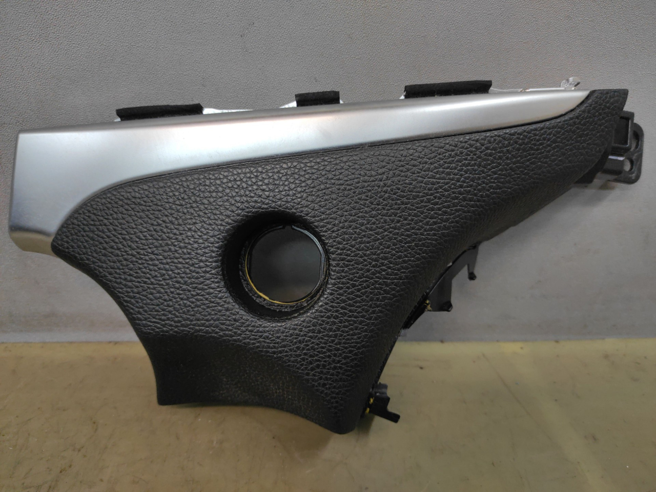 накладка на торпедо (консоль) Suzuki Kizashi 1 поколение 2012, 2.4 л., J24B, бензин, АКПП, красный, седан, полный привод, 7383157L1 - фото №1