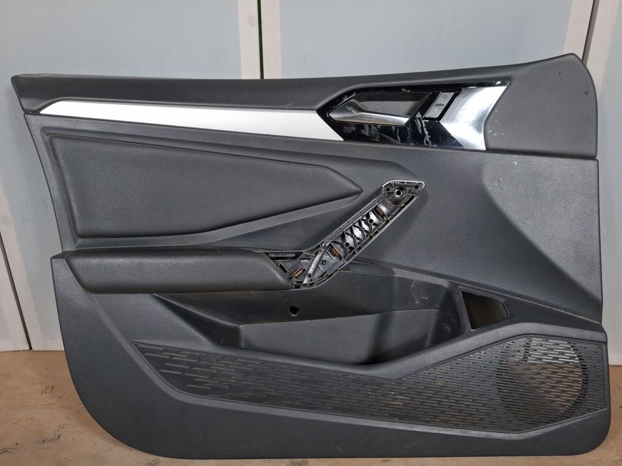 обшивка двери передняя левая Volkswagen Jetta 7 поколение 2021, 1.4 л., бензин, АКПП, серый, передний привод - фото №1