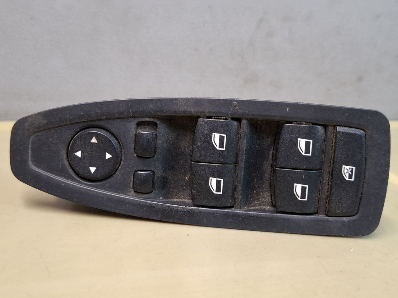 блок управления стеклоподъемниками BMW 3 серия F30/F31/F34 F30 2013, 2.0 л., N20 B20 A, бензин, АКПП, черный, седан, полный привод, 920811101 - фото №1