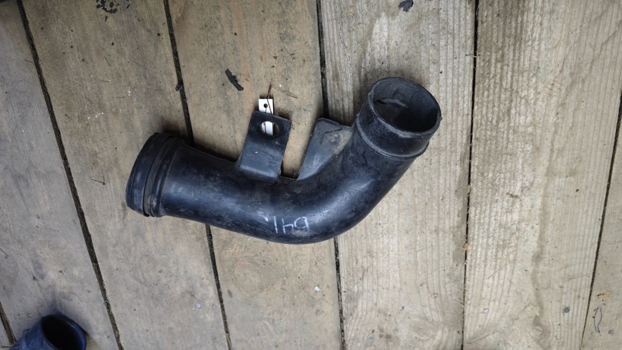 патрубок воздушного фильтра Mazda Millenia 1 поколение 2000, 2.5 л., бензин - фото №1