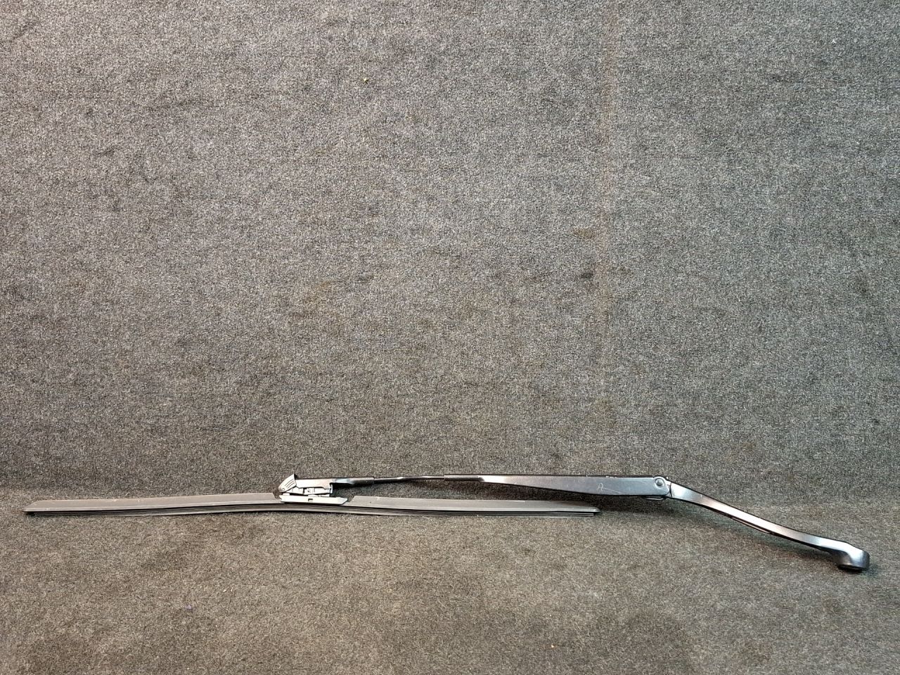 щеткодержатель (поводок стеклоочистителя, дворник) Ford Explorer 6 поколение U625 2020, 3.0 л., бензин, АКПП, внедорожник 5 дв., полный привод, LB5B17527AB - фото №1