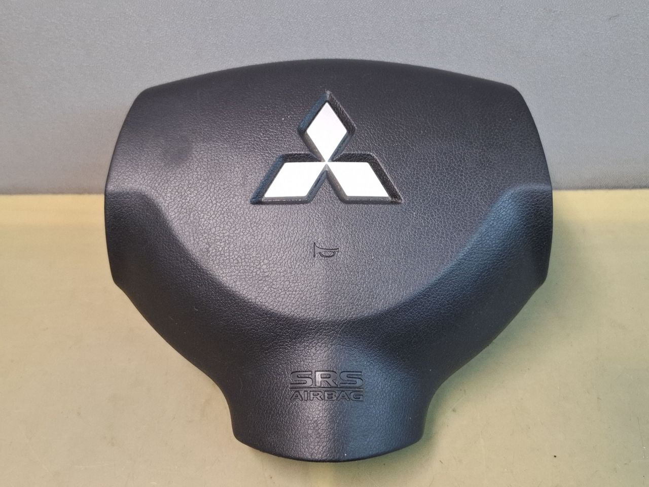 подушка безопасности водителя Mitsubishi ASX 1 поколение 2012, 2.0 л., 4B11, бензин, АКПП, черный, внедорожник 5 дв., полный привод, 7030A440XA - фото №1