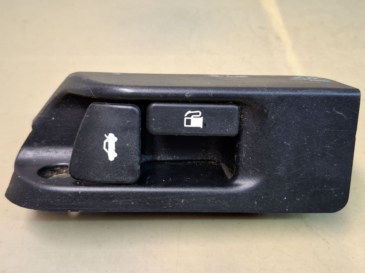 ручка открытия лючка топливного бака Toyota Camry 7 поколение XV40 ACV40 2009, 2.4 л., 2AZ-FE, бензин, АКПП, синий, седан, передний привод - фото №1