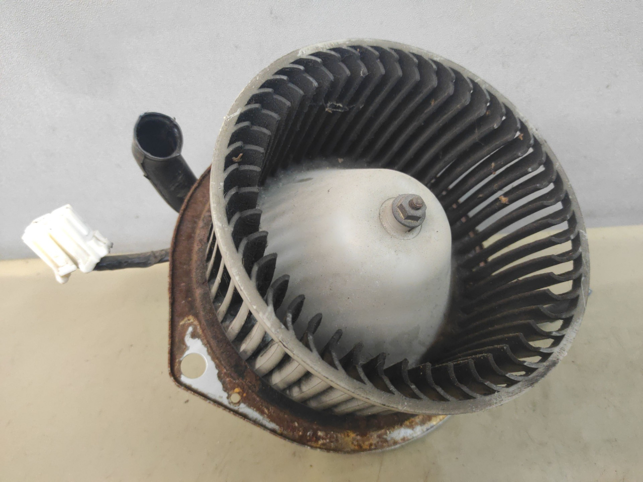 моторчик печки Mazda 626 GE 1992, 2.0 л., дизель, МКПП, хетчбэк 5 дв., HB111GA5RA - фото №1