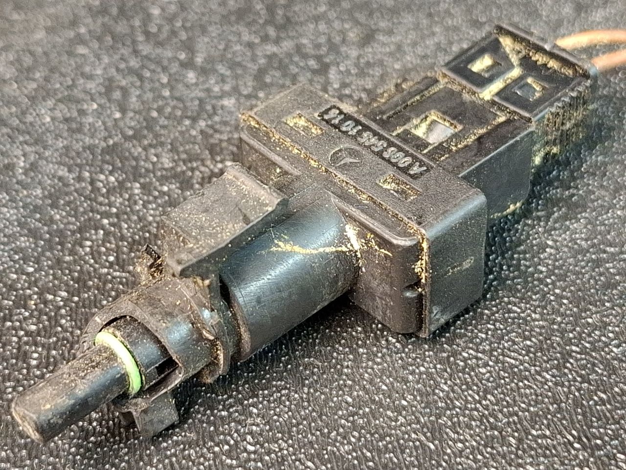 выключатель концевой (концевик) Mercedes-Benz Sprinter 2 поколение (W906) 2007, 2.1 л., OM 646.701, дизель, МКПП, красный, A0085451014 - фото №1