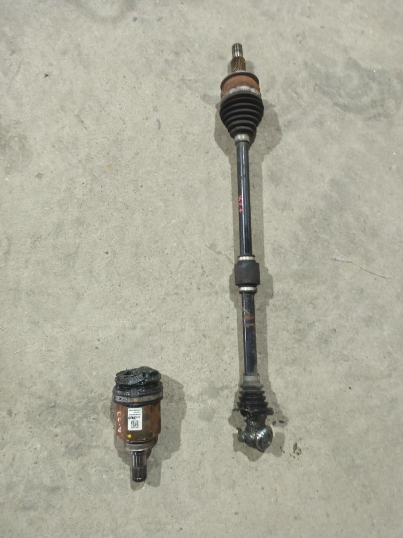 полуось передняя правая (приводной вал, ШРУС) GMC Terrain 2 поколение 2020, 1.5 л., бензин, АКПП, серый 464с, передний привод - фото №1