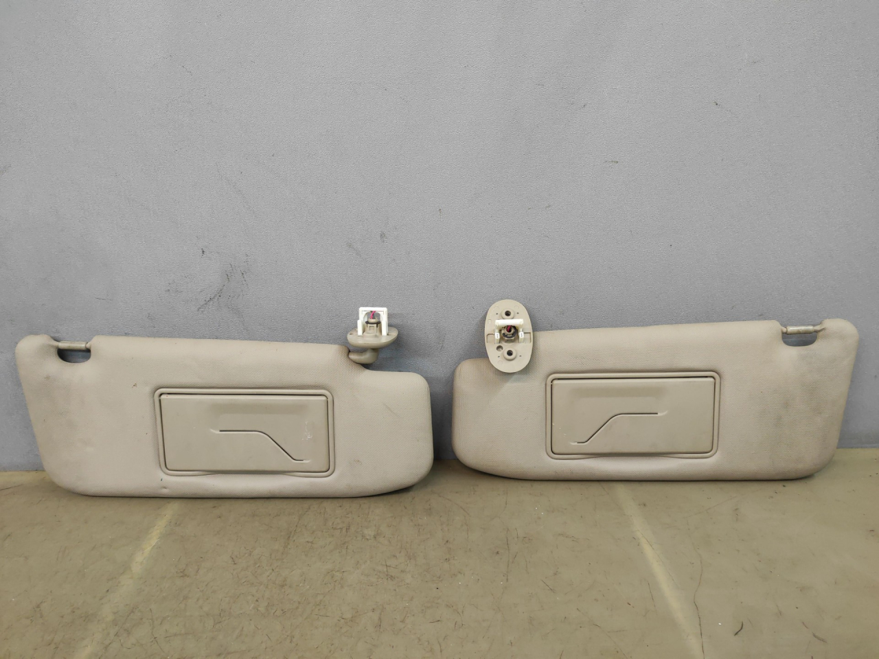 козырек солнцезащитный Suzuki Kizashi 1 поколение 2012, 2.4 л., J24B, бензин, АКПП, красный, седан, полный привод - фото №1