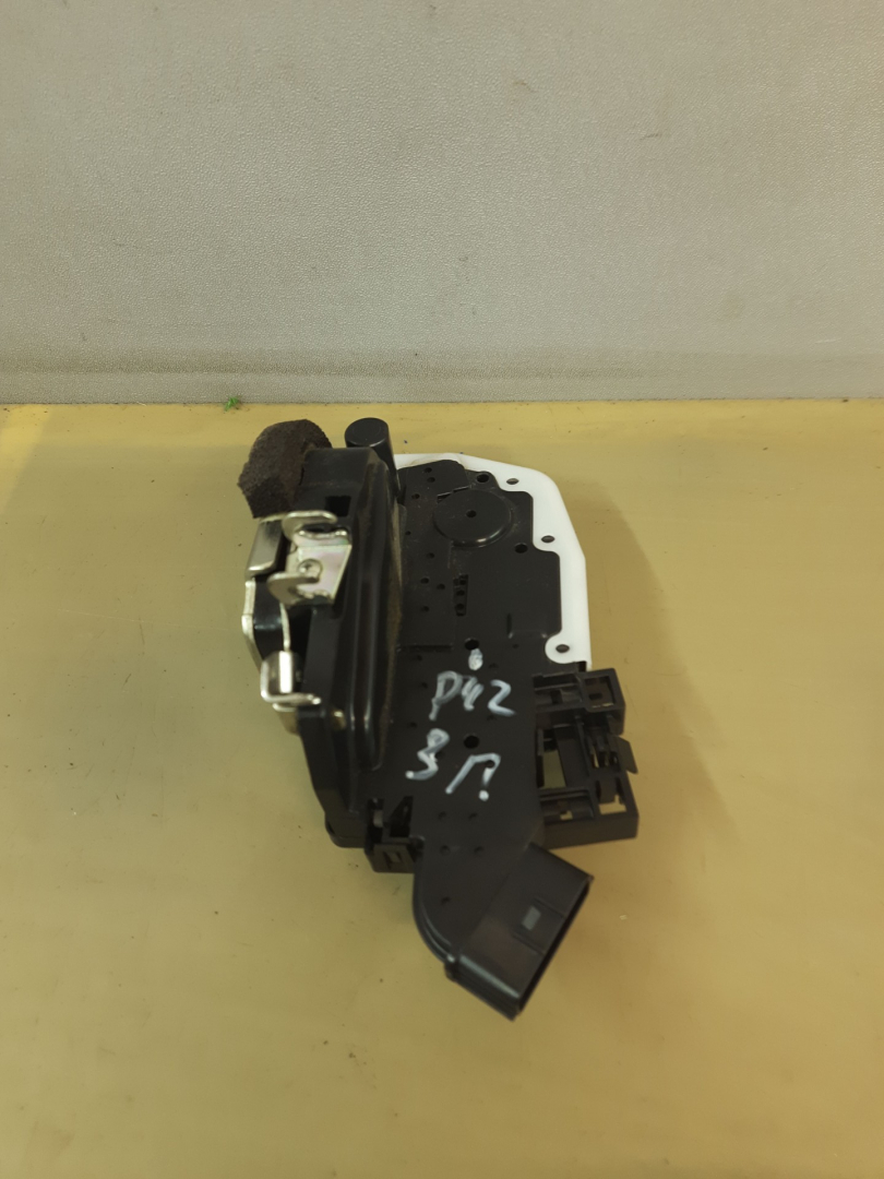 замок двери задней правой Infiniti QX80 1 поколение Z62 2014, 5.6 л., VK56DE, бензин, АКПП, белый, внедорожник 5 дв., задний привод - фото №1