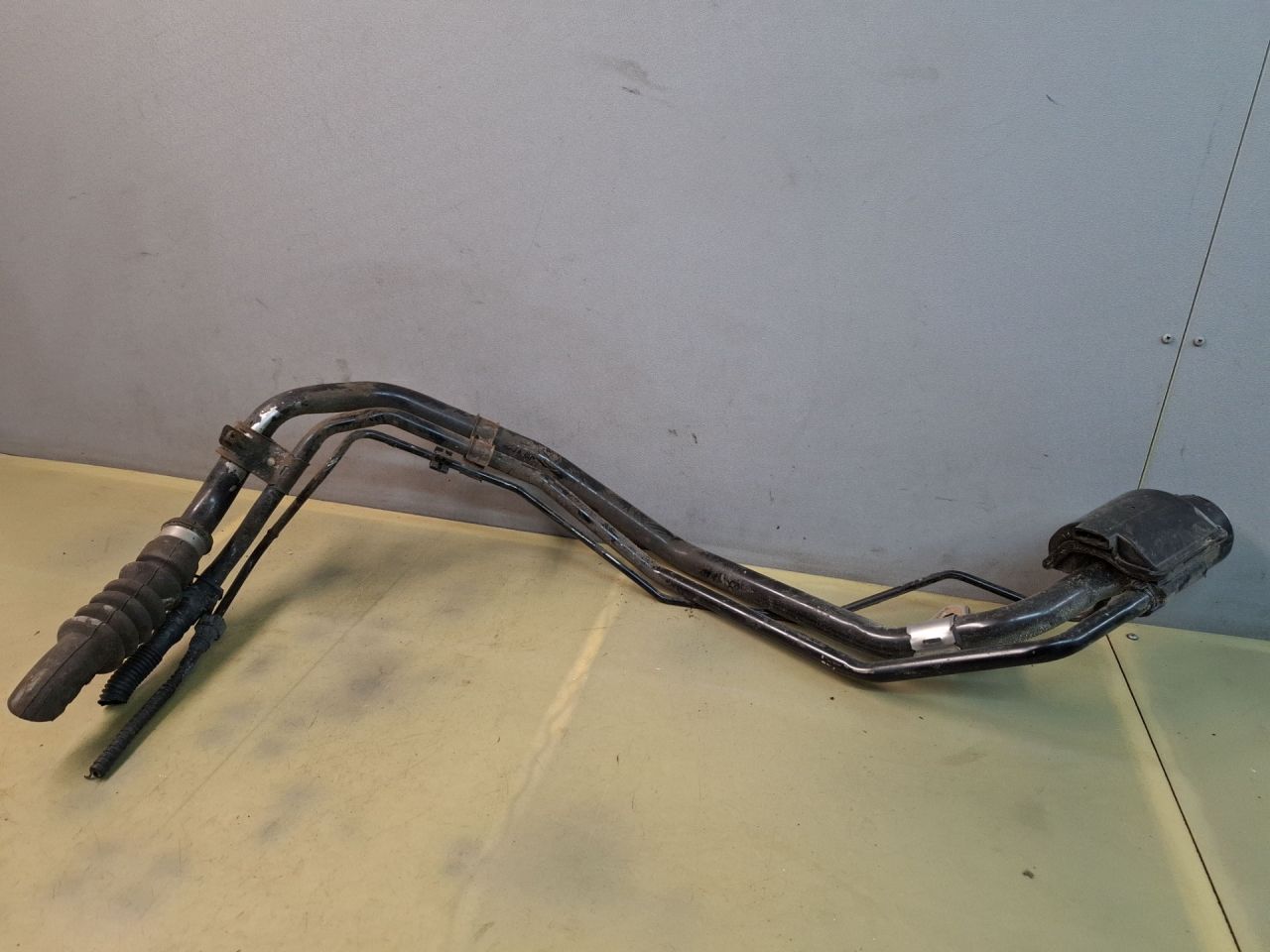 горловина топливного бака Toyota Sienna 3 поколение 2011, 3.5 л., 2GR-FE, бензин, АКПП, серый, передний привод - фото №1