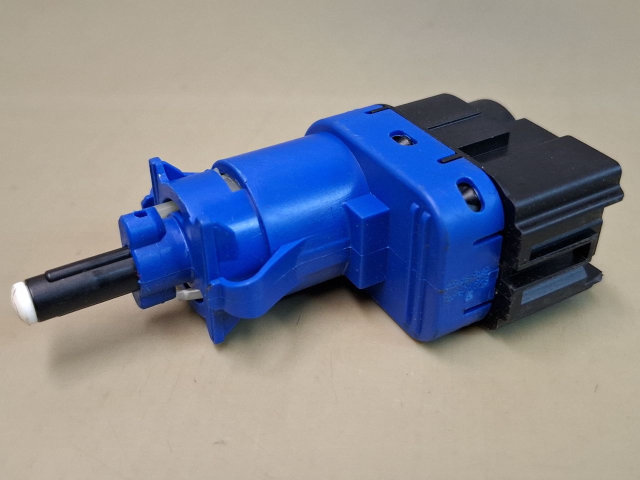 Датчик педали тормоза (лягушка) Mazda CX-5 2 поколение KF 2018, 2.5 л., PYY1, бензин, АКПП, серый/46g, внедорожник 5 дв., полный привод - фото №1