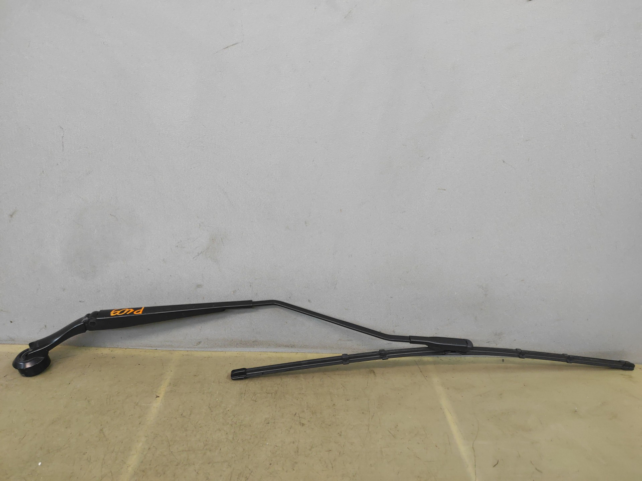 щеткодержатель (поводок стеклоочистителя, дворник) Ford Edge 2 поколение CD539 2018, 2.0 л., бензин, АКПП, черный, внедорожник 5 дв., полный привод, FT4B17C495AD - фото №1