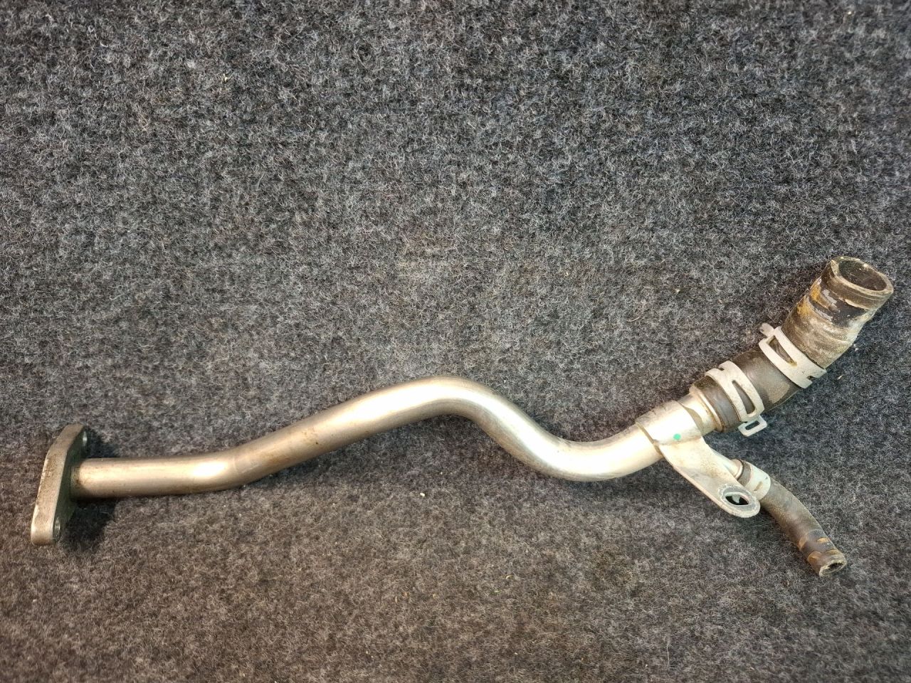 трубка охлаждающей жидкости Chevrolet Equinox 3 поколение 2018, 1.5 л., бензин, АКПП, серый/441b, полный привод - фото №1