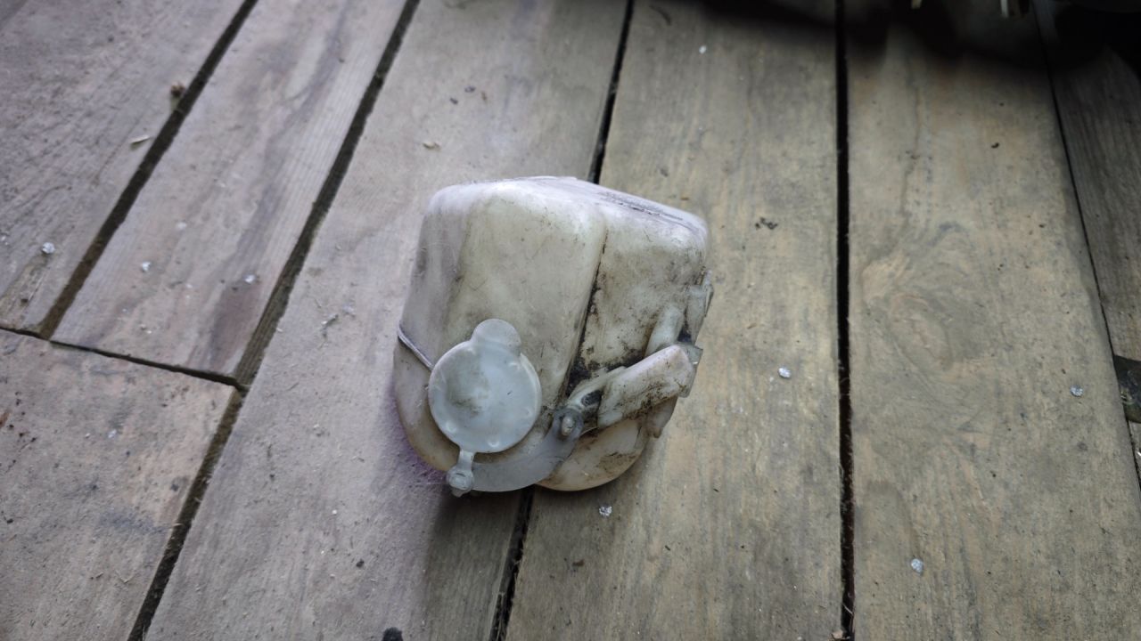 бачок расширительный Mazda 323 6 поколение 2000, 2.0 л., дизель - фото №1