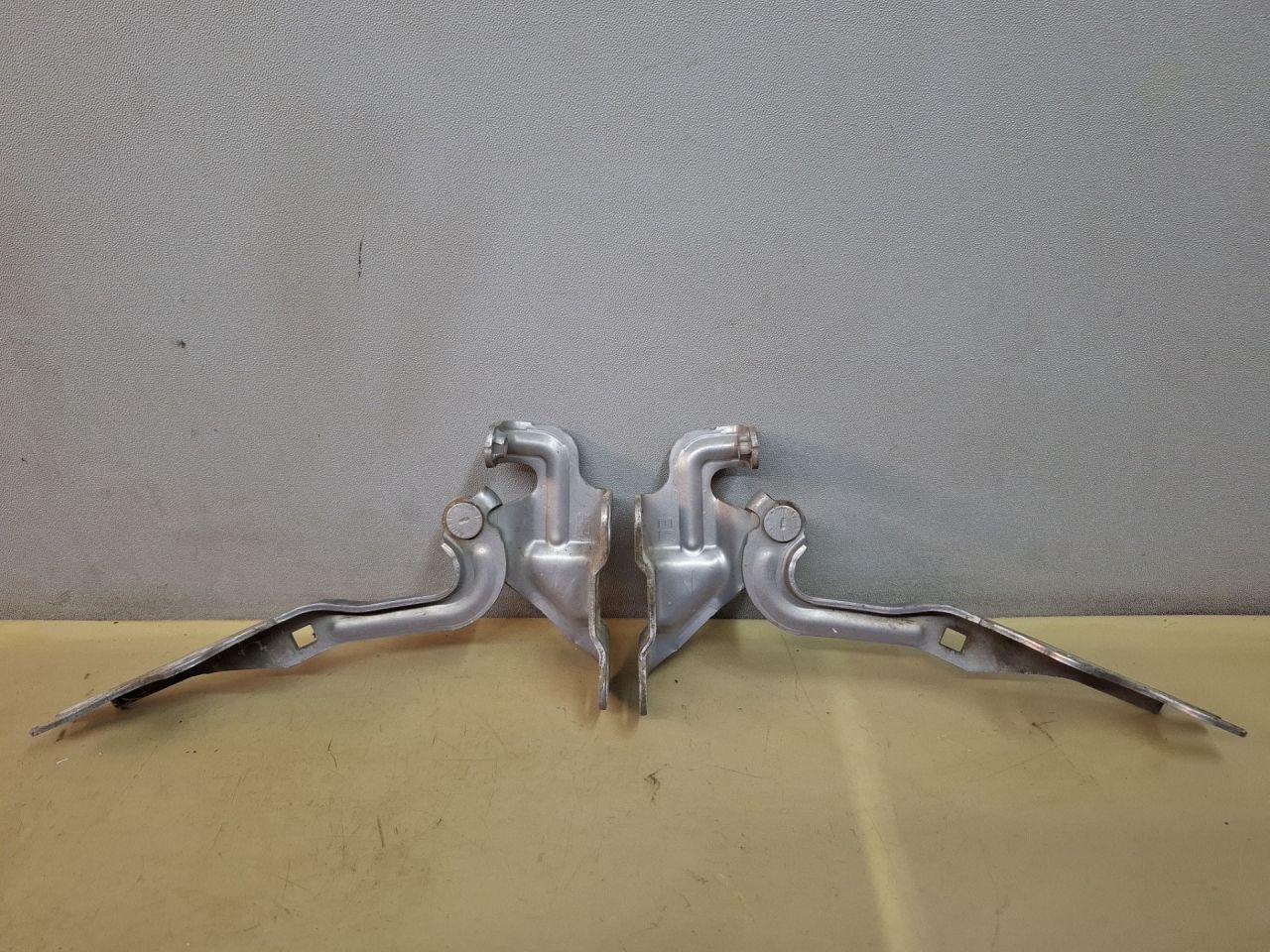 петля капота Mazda CX-7 1 поколение ER 2008, 2.3 л., L3-VDT, бензин, АКПП, голубой/30s, полный привод - фото №1