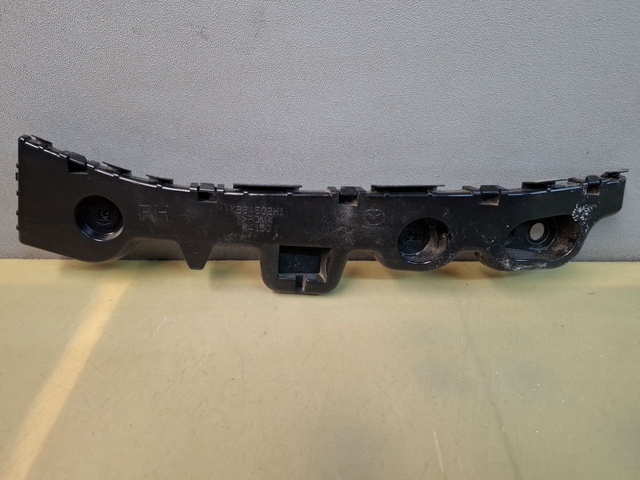 Крепление бампера заднего Mazda CX-5 2 поколение KF 2018, 2.5 л., PYY1, бензин, АКПП, серый/46g, внедорожник 5 дв., полный привод, KB8A502H1 - фото №1