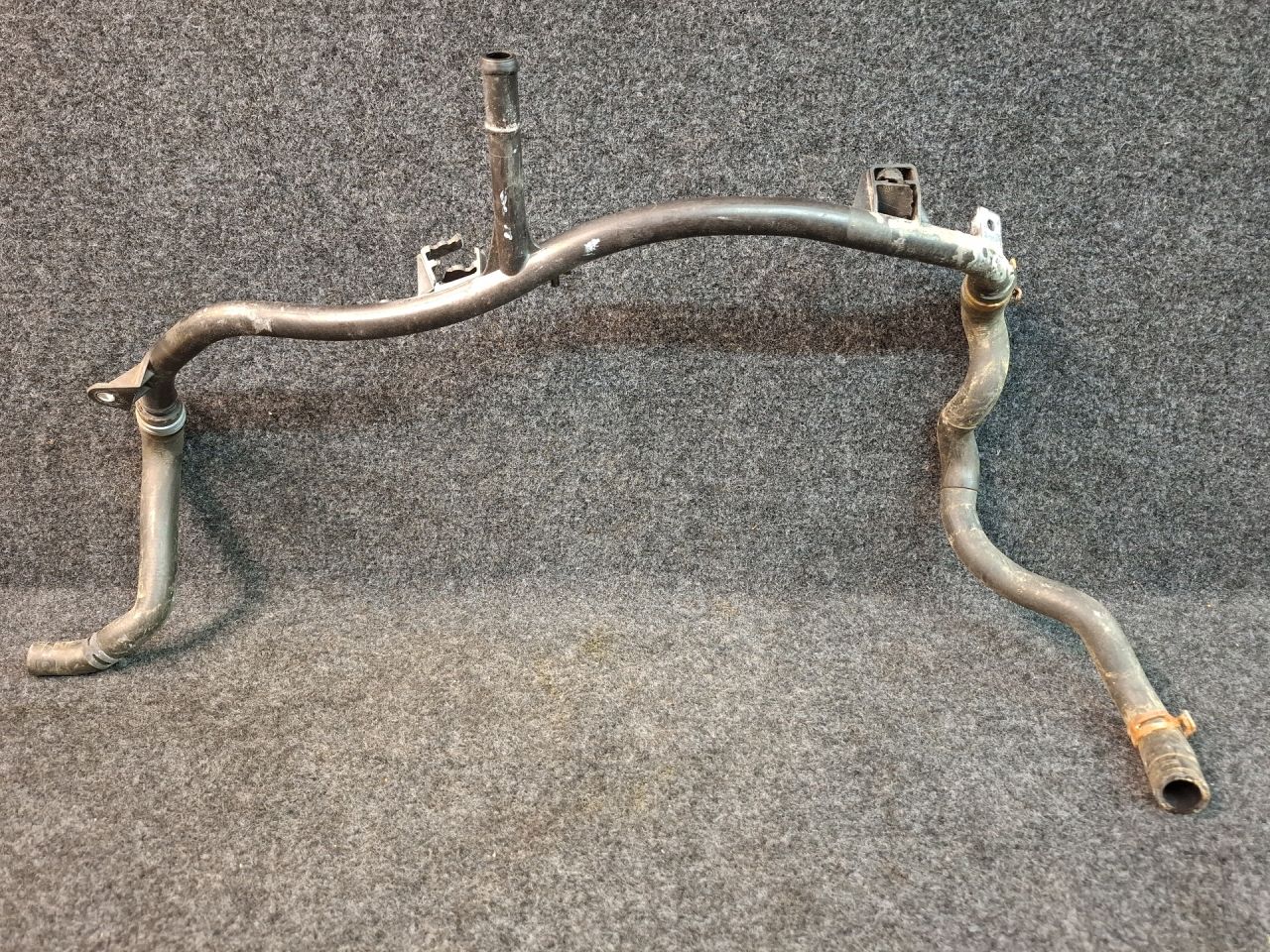 трубка охлаждающей жидкости Volkswagen Jetta 7 поколение 2021, 1.4 л., бензин, АКПП, серый, передний привод, 04E121070AC - фото №1