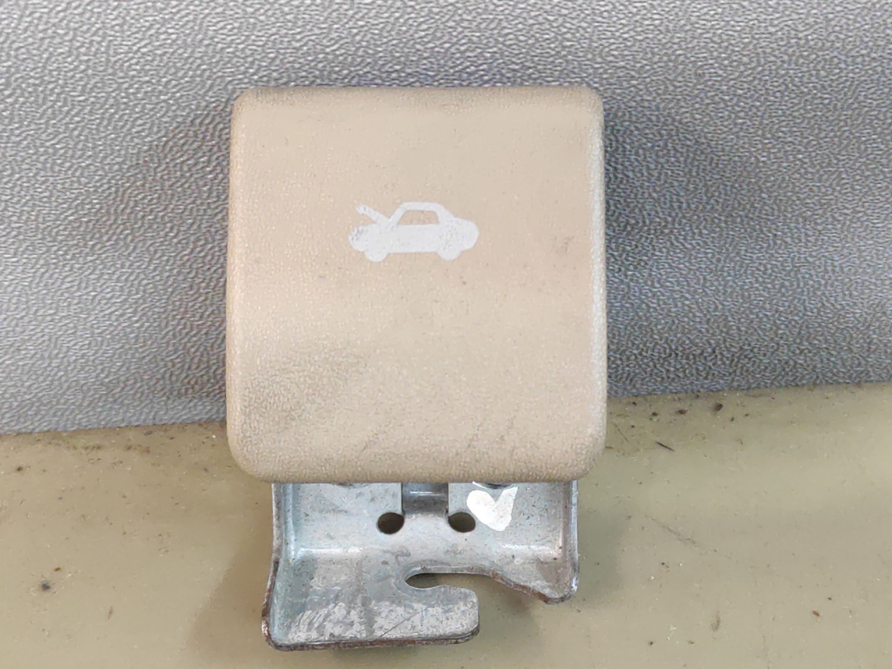 ручка открывания капота Lexus SC 1 поколение 1994, 4.0 л., бензин, АКПП, серовато-жёлтый, купе, правый руль - фото №1