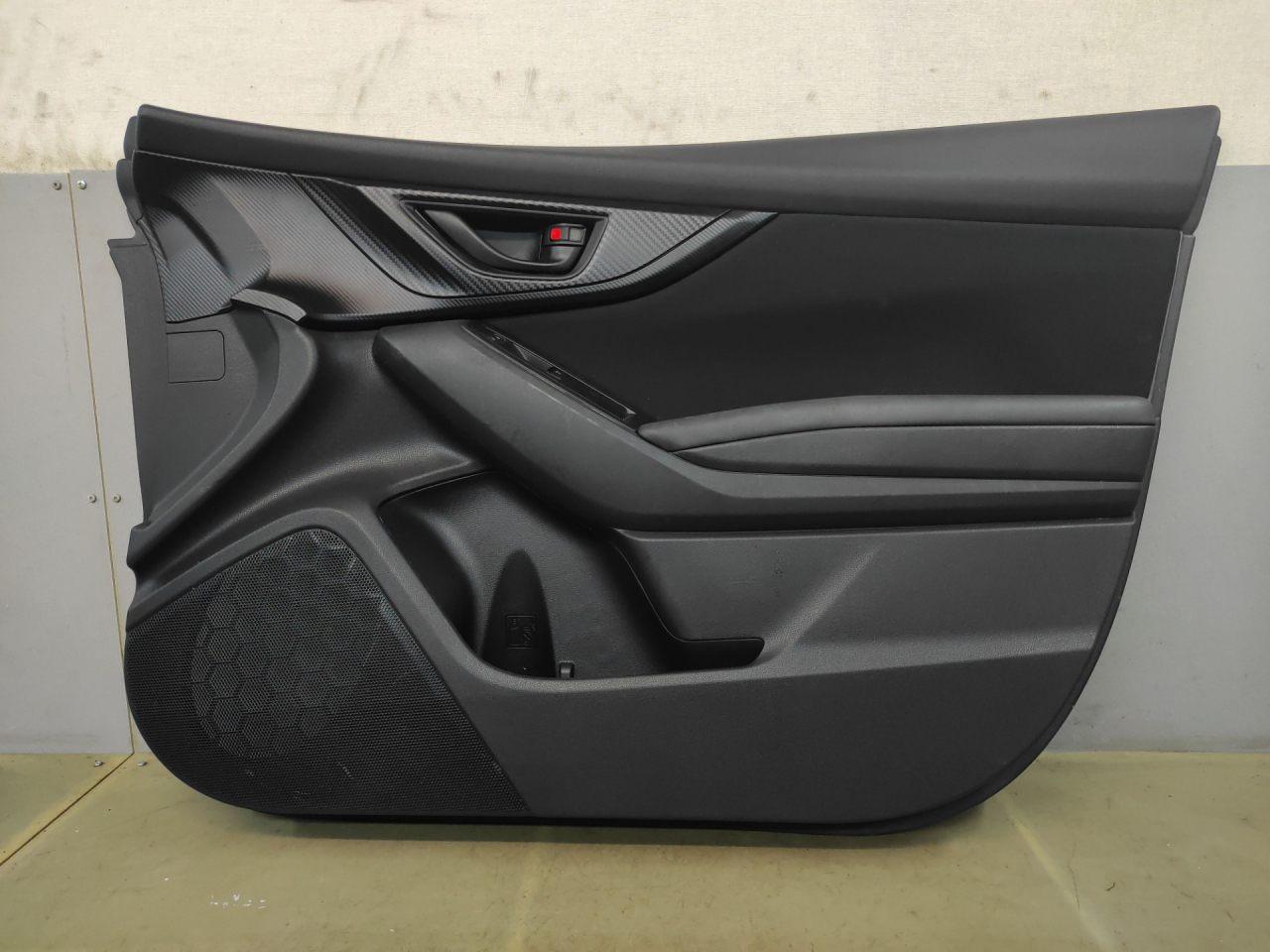 обшивка двери передняя правая Subaru Impreza 5 поколение (GK/GT) 2019, 2.0 л., бензин, вариатор, серый, седан, полный привод - фото №1